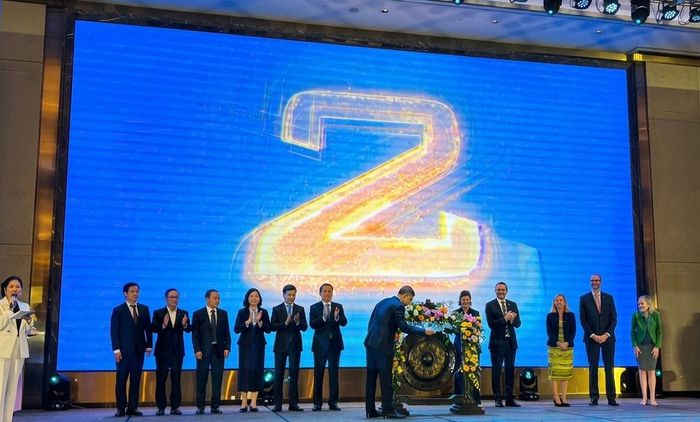 Bộ trưởng Ngô Văn Tuấn thực hiện nghi thức đánh cồng. Ảnh: LƯU THỦY