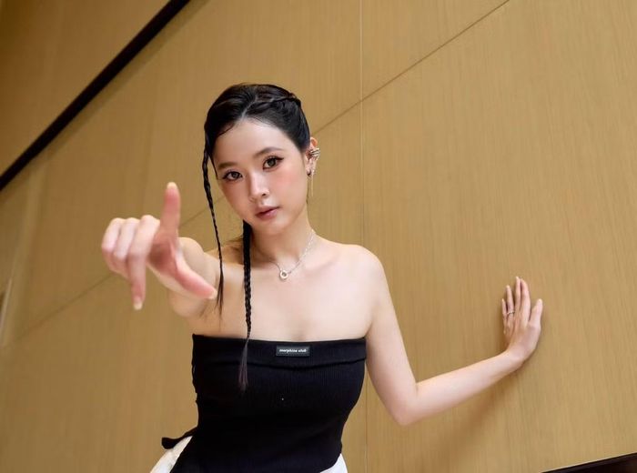 Nhiều khán giả nhận xét Midu ngày càng nhuận sắc theo thời gian. Thay vì thay đổi hình ảnh liên tục, cô duy trì vẻ đẹp nữ tính, thanh lịch và xây dựng phong cách phù hợp với độ tuổi nhưng vẫn giữ được nét trẻ trung. Ảnh: FB Đặng Thị Mỹ Dung