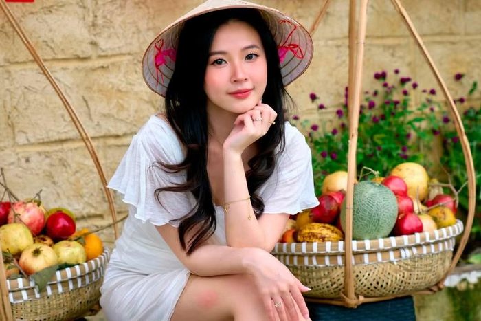 Midu từng được khán giả ưu ái gọi bằng biệt danh "thần tiên tỷ tỷ" nhờ vẻ đẹp trong trẻo, nhẹ nhàng. Qua nhiều năm, hình ảnh ấy dường như vẫn được cô duy trì, trở thành một trong những nét đặc trưng giúp Midu luôn nổi bật mỗi khi xuất hiện. Ảnh: FB Đặng Thị Mỹ Dung