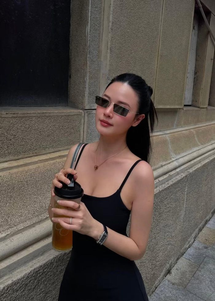 Midu tên thật là Đặng Thị Mỹ Dung, sinh năm 1989. Cô từng là người mẫu tuổi teen trước khi bén duyên với điện ảnh và được biết đến qua các tác phẩm như: Thiên mệnh anh hùng, Những thiên thần áo trắng, Hit: Hoàng tử và Lọ Lem, 4 năm 2 chàng 1 tình yêu, Mẹ chồng... Ảnh: FB Đặng Thị Mỹ Dung