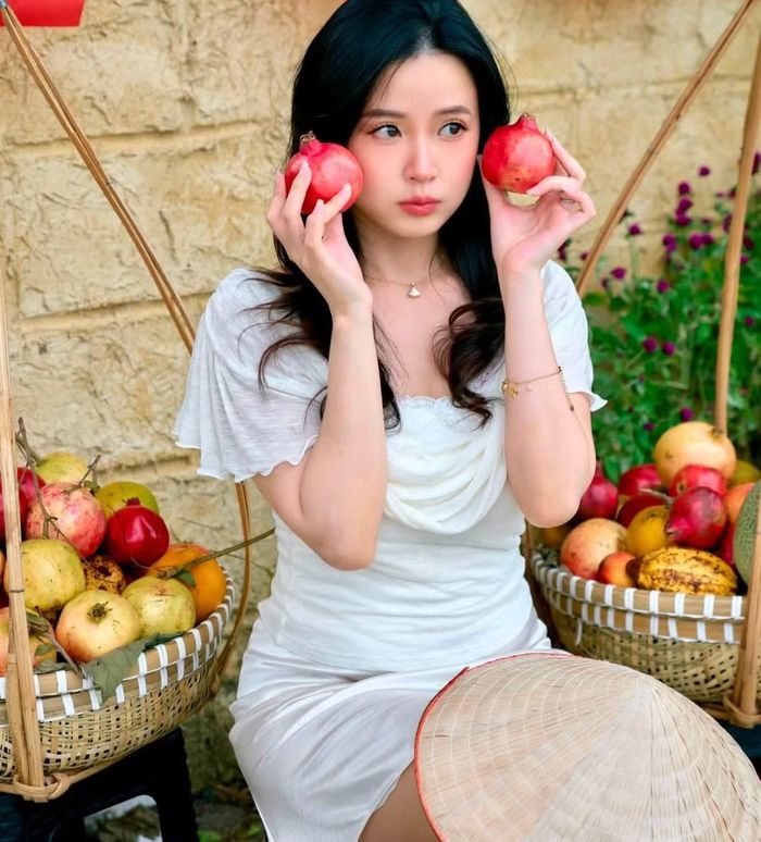 So với những ngày đầu được biết đến với danh xưng hot girl, Midu hiện tại vẫn giữ được nhiều nét trẻ trung quen thuộc. Gương mặt thanh tú, nụ cười rạng rỡ cùng thần thái dịu dàng giúp cô nhận được nhiều lời khen từ người hâm mộ. Ảnh: FB Đặng Thị Mỹ Dung