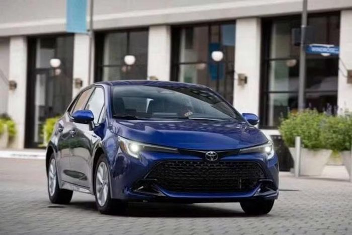 Toyota Corolla Hatchback 2027 thế hệ mới được nâng cấp chủ yếu ở trang bị và một số chi tiết ngoại thất, trong khi hệ truyền động tiếp tục được giữ nguyên. Tại thị trường Mỹ, phiên bản Corolla FX từng gây chú ý sẽ không còn được cung cấp.