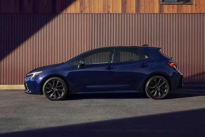 Về ngoại thất, Toyota Corolla Hatchback 2027 được bổ sung hai màu sơn Inked và Blueprint, trong khi màu vàng mù tạt từng xuất hiện trên Corolla tại Nhật Bản sẽ không được cung cấp cho thị trường Mỹ.
