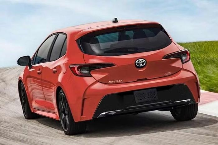 Giá bán Corolla Hatchback 2027 tại Mỹ khởi điểm từ 24.780 USD, chưa bao gồm phí vận chuyển 1.295 USD. Sau khi cộng khoản phí này, giá của bản SE và XSE lần lượt là 26.075 USD và 29.170 USD, tăng 200 USD và 500 USD so với đời 2026.