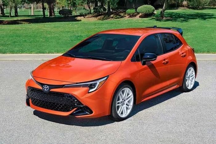 Các phiên bản Toyota Corolla Hatchback 2027 dự kiến có mặt tại các đại lý Mỹ vào cuối mùa hè năm nay. Sau đó, Toyota được kỳ vọng sẽ công bố những thay đổi dành cho Corolla phiên bản sedan.