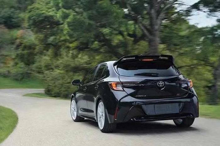 Điểm nhấn đáng chú ý là tùy chọn mâm hợp kim 18 inch sơn trắng bóng. Đây là trang bị chính hãng Toyota và được kỳ vọng phù hợp với những màu thân xe tối, đồng thời tạo phong cách tương đồng với những mẫu xe Nhật Bản theo xu hướng JDM.