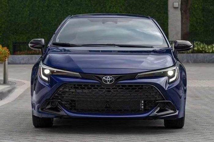 Tuy nhiên, Corolla Hatchback 2027 sẽ không còn phiên bản FX. Đây là phiên bản được Toyota giới thiệu từ đời 2025 với ngoại hình thể thao và bộ mâm trắng đặc trưng, đồng thời tiếp tục được cung cấp trên đời 2026.