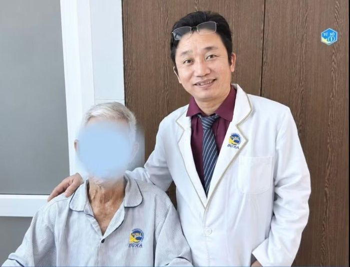 Bác sĩ thăm hỏi bệnh nhân sau phẫu thuật - Ảnh BVCC