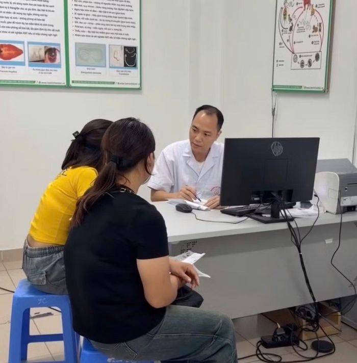 Bác sĩ tư vấn cho bệnh nhân - Ảnh BVCC