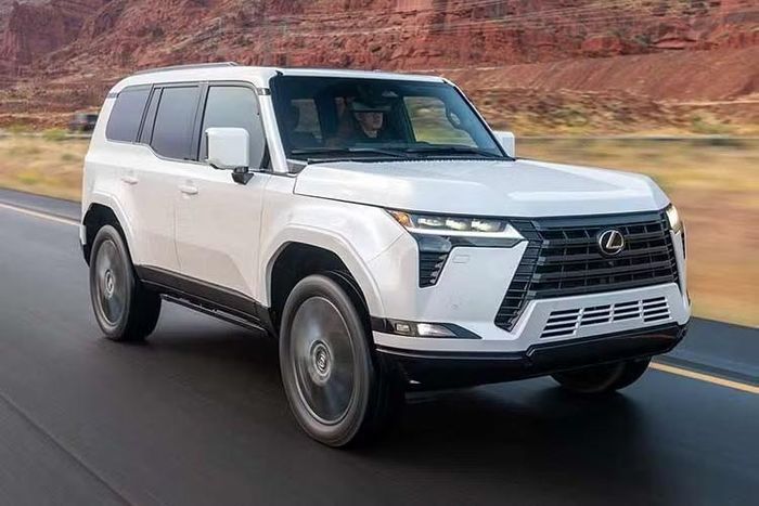 GX thế hệ thứ ba được xây dựng trên nền tảng TNGA-F, dùng chung với một số mẫu xe khác của Toyota và Lexus như LX, Tundra, Sequoia, Tacoma, 4Runner, Land Cruiser Prado và Land Cruiser 300. Sau khi được thiết kế lại hoàn toàn từ đời 2024, Lexus hiện chưa công bố kế hoạch nâng cấp giữa vòng đời cho GX.