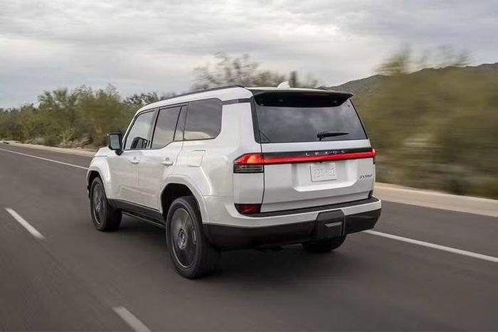 Mẫu xe SUV hạng sang GX 550 thế hệ mới nhà Lexus có khả năng tăng tốc 0-97 km/h trong 6,5 giây. Mức tiêu thụ nhiên liệu ước tính đạt 13,8 lít/100 km khi kết hợp, 11,2 lít/100 km trên đường cao tốc và 15,7 lít/100 km trong đô thị.