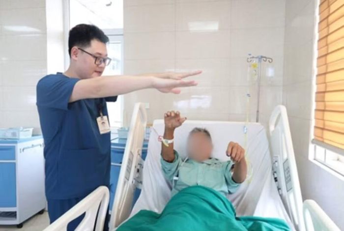 Bác sĩ kiểm tra sự bình phục của người bệnh - Ảnh BVCC