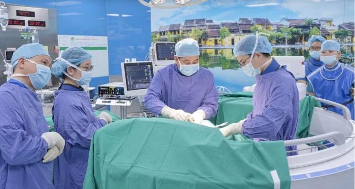 Ê-kíp phẫu thuật cho bệnh nhân - Ảnh BVCC