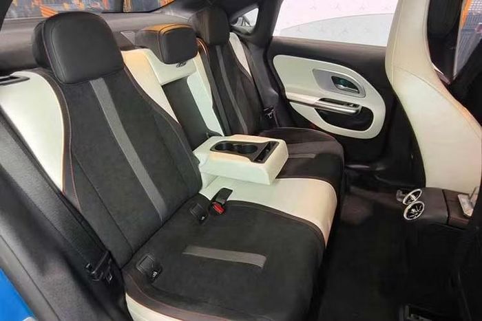 Dù được định giá dưới 1,7 tỷ đồng - mức giá chưa có đối thủ cạnh tranh trực tiếp trong phân khúc xe sang thuần điện cỡ nhỏ tại Việt Nam, CLA 200 Electric vẫn vấp phải rào cản lớn nhất là hạ tầng trạm sạc. Khác với hãng xe nội địa sở hữu hệ thống trạm sạc phủ rộng, Mercedes-Benz hiện phụ thuộc chủ yếu vào thiết bị sạc tại nhà hoặc điểm sạc ở hệ thống đại lý.