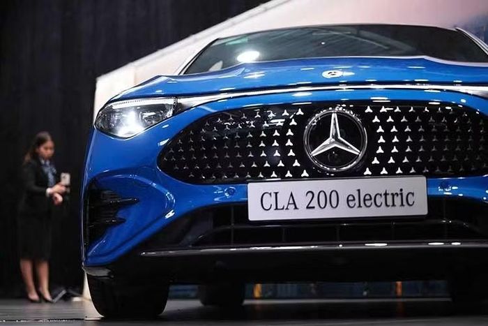 Mercedes-Benz CLA 200 Electric được phát triển trên nền tảng MMA (Mercedes-Benz Modular Architecture). Xe sở hữu kích thước dài x rộng x cao lần lượt là 4.723 x 1.855 x 1.468 mm, chiều dài cơ sở đạt 2.790 mm. Thông số này tương đồng với dòng C-Class, tuy nhiên trục cơ sở ngắn hơn đôi chút và kiểu dáng được thiết kế dạng sedan coupe 4 cửa.