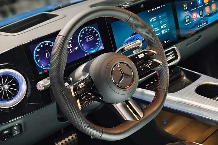 Mercedes-Benz CLA 200 Electric tại Việt Nam cũng sở hữu hệ điều hành MB.OS cùng trợ lý ảo MBUX Virtual Assistant. Ngoài ra, xe còn có các tiện ích như: ghế trước chỉnh điện, nhớ 3 vị trí, đèn viền nội thất 64 màu, điều hòa tự động hai vùng và cửa sổ trời toàn cảnh.