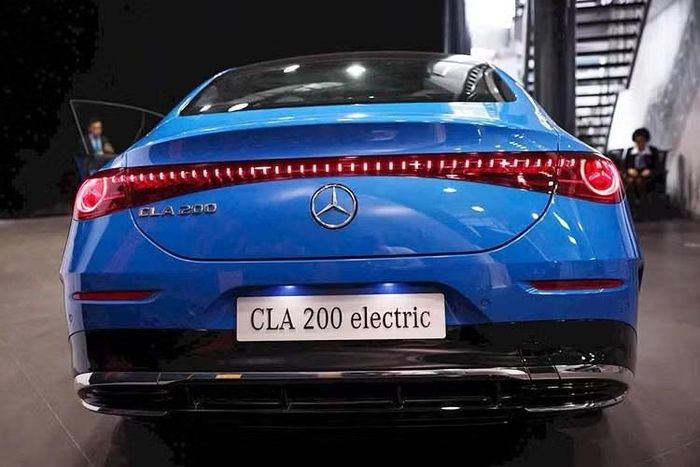 Mặc dù có phạm vi hoạt động công bố tối đa 542 km theo WLTP, nhưng con số thực tế trên CLA 200 Electric có thể thay đổi theo tốc độ, điều kiện thời tiết, tải trọng và cách vận hành. Trong các chuyến đi dài, người dùng vẫn cần chủ động xác định các điểm sạc phù hợp, đặc biệt trên những cung đường chưa có nhiều trạm sạc công suất cao.