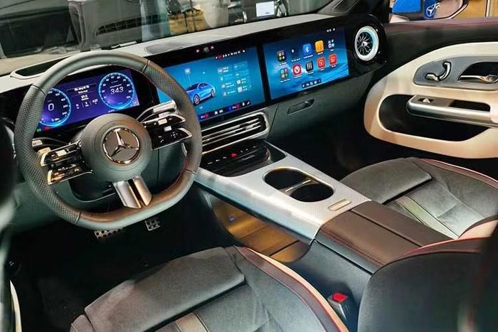 Bên trong cabin, điểm đáng chú ý là cụm màn hình MBUX Superscreen kéo dài trên táp-lô. Hệ thống này gồm màn hình 10,25 inch dành cho người lái và hai màn hình 14 inch, đảm nhiệm các chức năng hiển thị thông tin, giải trí và điều khiển một số tính năng trên xe. CLA 200 Electric cũng sở hữu hệ điều hành MB.OS cùng trợ lý ảo MBUX Virtual Assistant.
