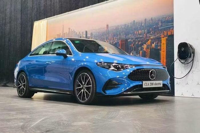 Mẫu xe sedan điện Mercedes-Benz CLA 200 Electric 2026 dự kiến sẽ ra mắt thị trường Việt Nam vào tháng 10/2026 với giá bán dưới 1,7 tỷ đồng. Mẫu xe được phát triển trên nền tảng dành riêng cho kỷ nguyên xe điện, thay vì đơn thuần chuyển đổi từ phiên bản động cơ đốt trong.