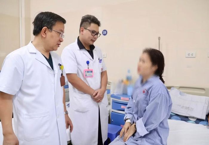 Bác sĩ thăm hỏi và tư vấn cho người bệnh sau phẫu thuật - Ảnh BVCC