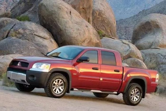 Lần gần nhất Mitsubishi bán bán tải tại Mỹ là Raider, mẫu xe dựa trên Dodge Dakota và được phân phối trong giai đoạn 2005-2009.