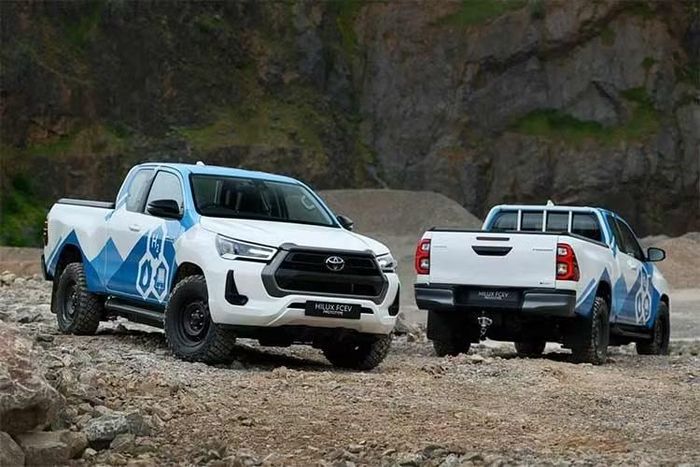Toyota lần đầu giới thiệu nguyên mẫu Hilux H2 vào năm 2022, sử dụng hệ thống pin nhiên liệu có nguồn gốc từ mẫu sedan Mirai. Đến năm 2024, hãng chế tạo 10 nguyên mẫu xe bán tải Toyota Hilux FCEV để thử nghiệm tại Anh.