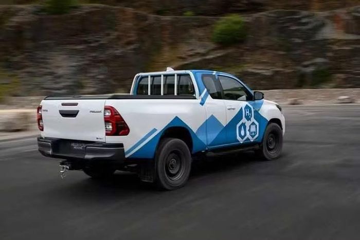 Dự án bán tải hydro được Toyota bắt đầu khởi động từ năm 2022 với bản thử nghiệm Hilux H2 tích hợp công nghệ từ mẫu sedan Mirai. Đến năm 2024, hãng tiếp tục xuất xưởng 10 chiếc nguyên mẫu FCEV phục vụ thử nghiệm thực tế tại Anh.