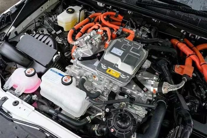 Phiên bản bán tải Toyota Hilux FCEV thử nghiệm từng ghi nhận tầm hoạt động khoảng 600 km, xe được trang bị mô-tơ điện đặt tại cầu sau cho công suất 180 mã lực và mô-men xoắn cực đại 300 Nm.