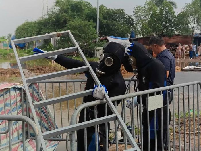 Người nhái tìm kiếm nam sinh nghi mất tích khi qua đường ngập ở Hà Nội.