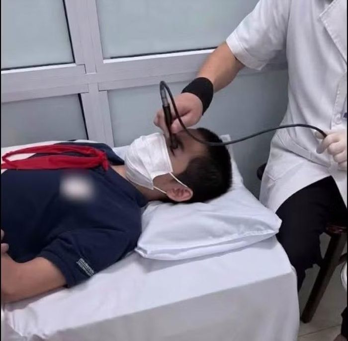 Bác sĩ đang điều trị cho trẻ - Ảnh BVCC