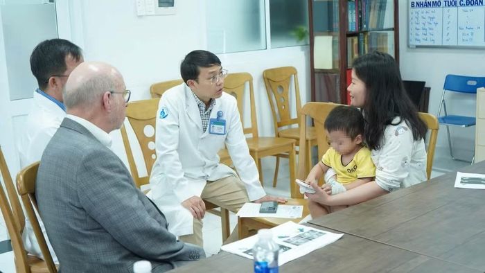 Các bác sĩ trao đổi cùng mẹ và bé - Ảnh BVCC