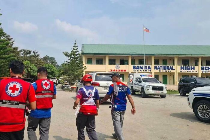 Các thành viên Hội Chữ thập đỏ Philippines có mặt tại Trường Trung học Quốc gia Banga ở thị trấn Banga, Philippines, nơi xảy ra vụ xả súng ngày 18/9/2026. Ảnh: Hội Chữ thập đỏ Philippines/AP.