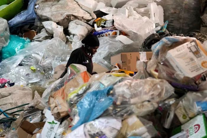 Một công nhân phân loại các vật liệu có thể tái chế trong đống rác tại trung tâm tái chế Whole Earth ở Johannesburg, Nam Phi, ngày 28/7/2026. Ảnh: AP/Themba Hadebe.