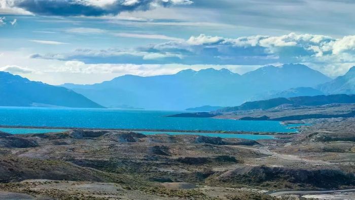 Dải đất đá ngăn cách hồ Pueyrredón và Posadas nhìn từ mặt đất. Ảnh: Prisma Bildagentur/Universal Images Group/Getty Images.