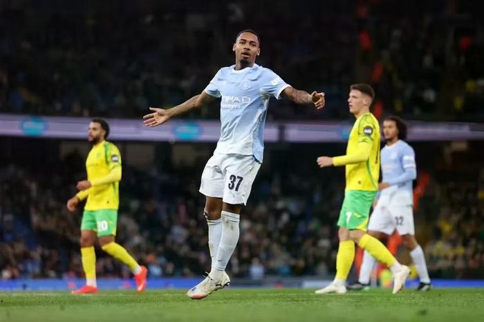 Tân binh Allan Elias ghi 1 bàn và kiến tạo 1 bàn ngay lần đầu khoác áo Man City, trước khi rời sân trong tiếng vỗ tay của CĐV chủ nhà. Ảnh: Getty Images.