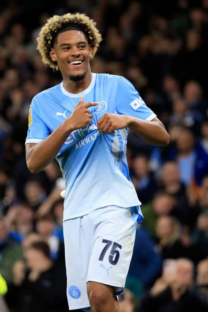 Tiền đạo 17 tuổi Floyd Samba có màn ra mắt như mơ khi ghi 2 bàn, góp công lớn giúp Man City đè bẹp Norwich 5-0 tại Etihad. Ảnh: Getty Images.