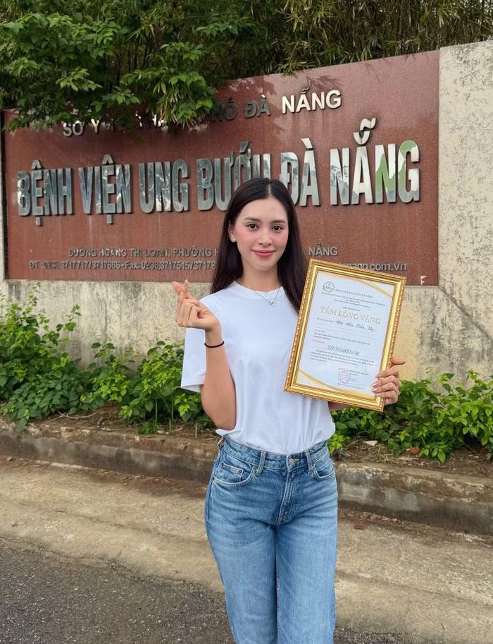 Hoa hậu Tiểu Vy về quê, trao 50 triệu đồng cho bệnh nhân ung thư.