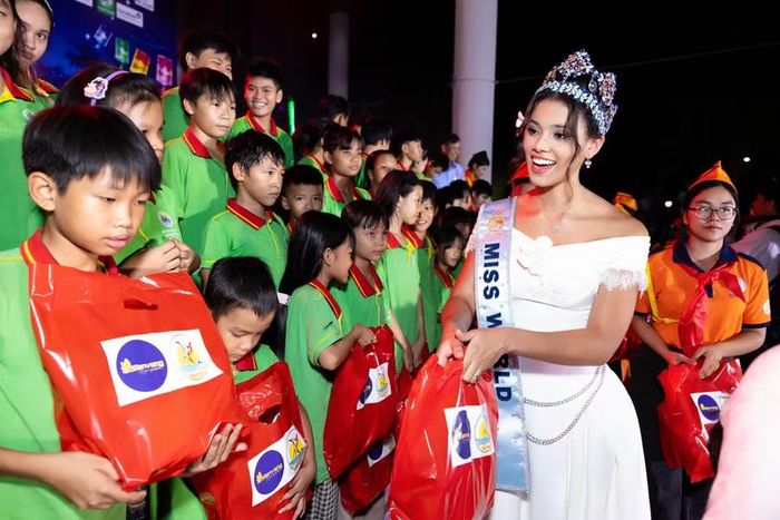 Miss World 2026 trao quà trung thu cho các em thiếu nhi.