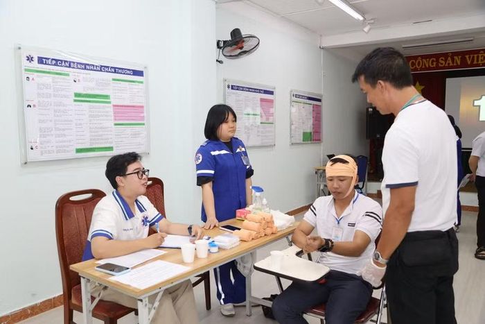 Tăng cường kỹ năng sơ cấp cứu ban đầu giúp bạn bảo vệ tính mạng, giảm mức độ tổn thương và tạo cơ hội sống sót cho người gặp nạn trong "thời gian vàng" trước khi nhân viên y tế đến.