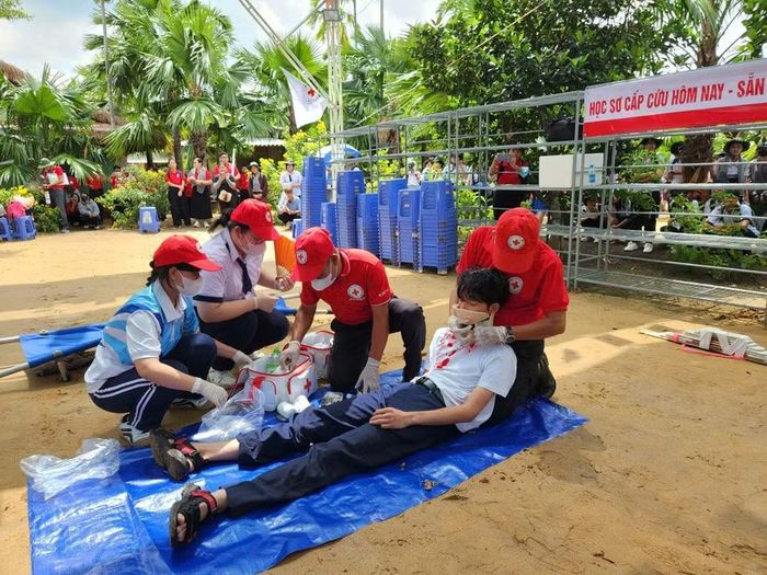 Em Đỗ Lê Hoàng Khải vào vai nạn nhân tại buổi diễn tập sơ cấp cứu.
