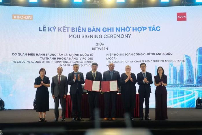 Lễ ký kết biên bản ghi nhớ hợp tác giữa Cơ quan điều hành Trung tâm tài chính quốc tế tại Đà Nẵng và Hiệp hội Kế toán Công chứng Anh Quốc.