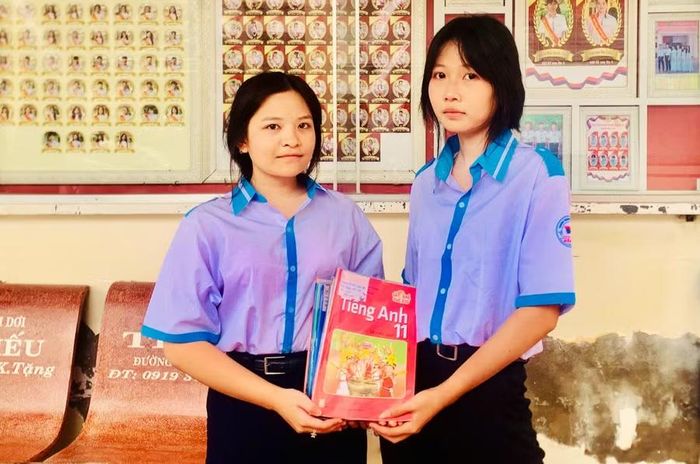 Học sinh được tặng sách giáo khoa.