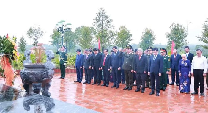 Đại biểu dâng hương tưởng niệm tại Di tích.