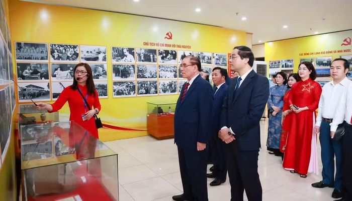 Đại biểu tham quan triển lãm ảnh “Thành tựu 90 năm xây dựng và trưởng thành của Đảng bộ tỉnh Thái Nguyên”.