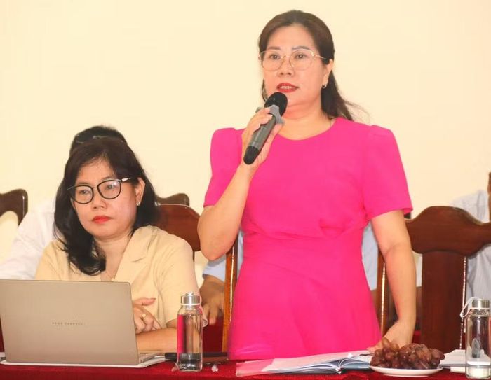 Bà Châu Đình Mai Phương, Hiệu trưởng Trường Tiểu học Nha Trang báo cáo. (Ảnh: Hà Trang)