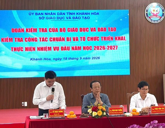 Tại buổi làm việc, đoàn công tác tập trung trao đổi về công tác vận hành nhà trường sau sắp xếp, quản lý cơ sở vật chất, đội ngũ giáo viên, tổ chức dạy học và những vấn đề phát sinh trong quá trình triển khai năm học mới. (Ảnh: Hà Trang)