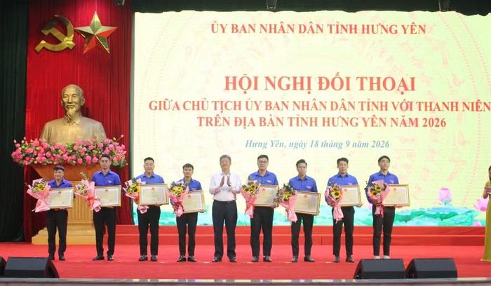 Ông Nguyễn Mạnh Quyền, Chủ tịch UBND tỉnh Hưng Yên trao bằng khen cho tập thể và cá nhân có thành tích tiêu biểu trong hoạt động phong trào thanh niên.
