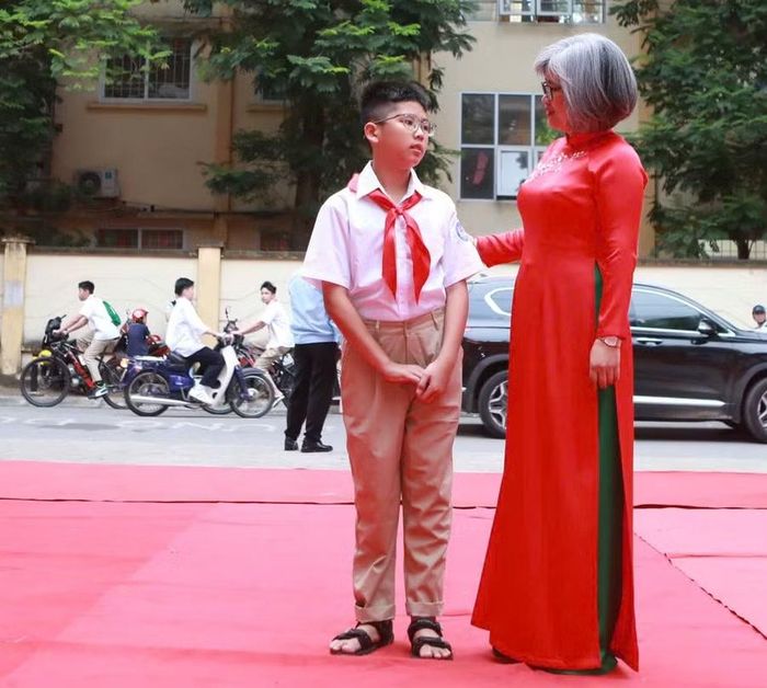 Nhà giáo Phạm Thị Hải Vân - Hiệu trưởng Trường THCS Ngọc Lâm trao đổi cùng học trò. Ảnh NT