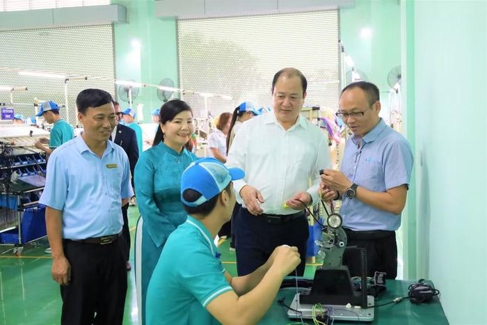 ông Hoàng Long Biên, Trưởng Ban Quản lý các khu công nghiệp tỉnh Phú Thọ và lãnh đạo CAM tham quan xưởng thực hành.