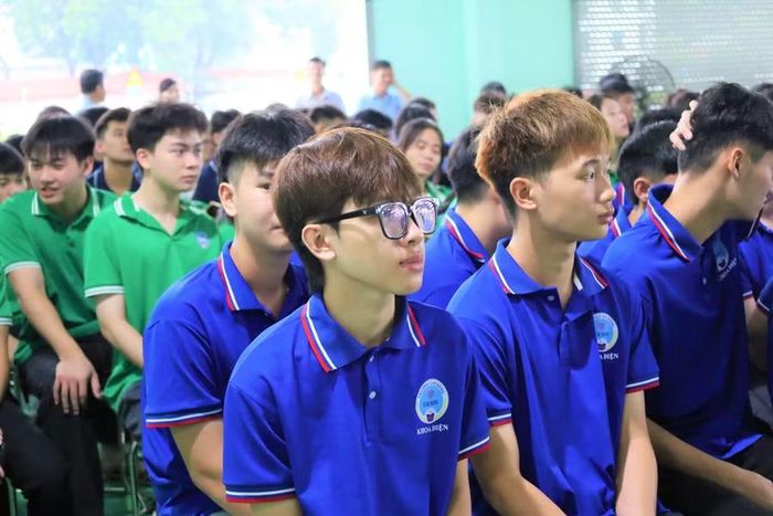 Sinh viên Dương Văn Thường và bạn cùng Khoa dự buổi khai trương xưởng thực hành tại CAM.